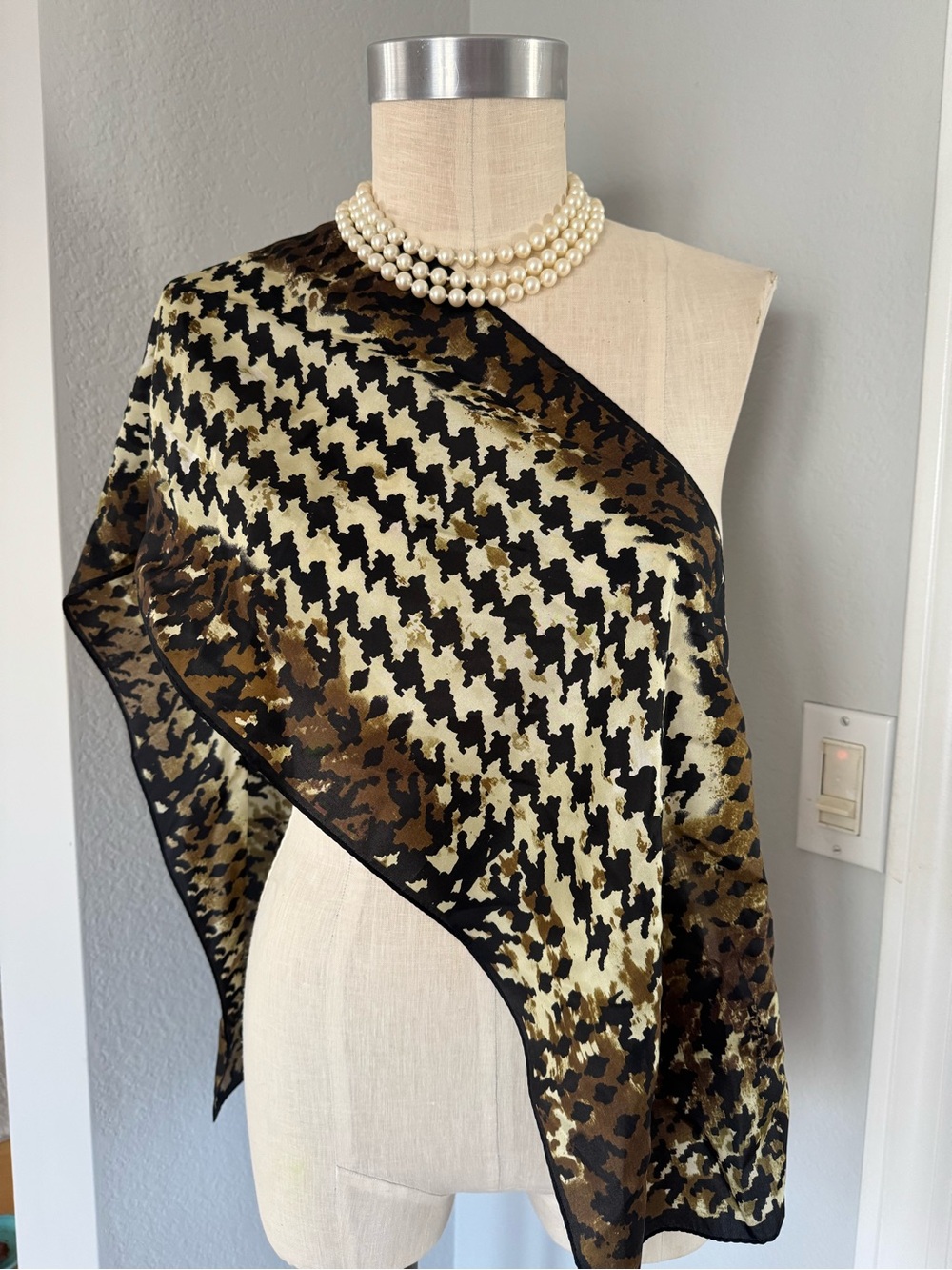 100% Silk Oscar De La Renta Houndstooth Scarf